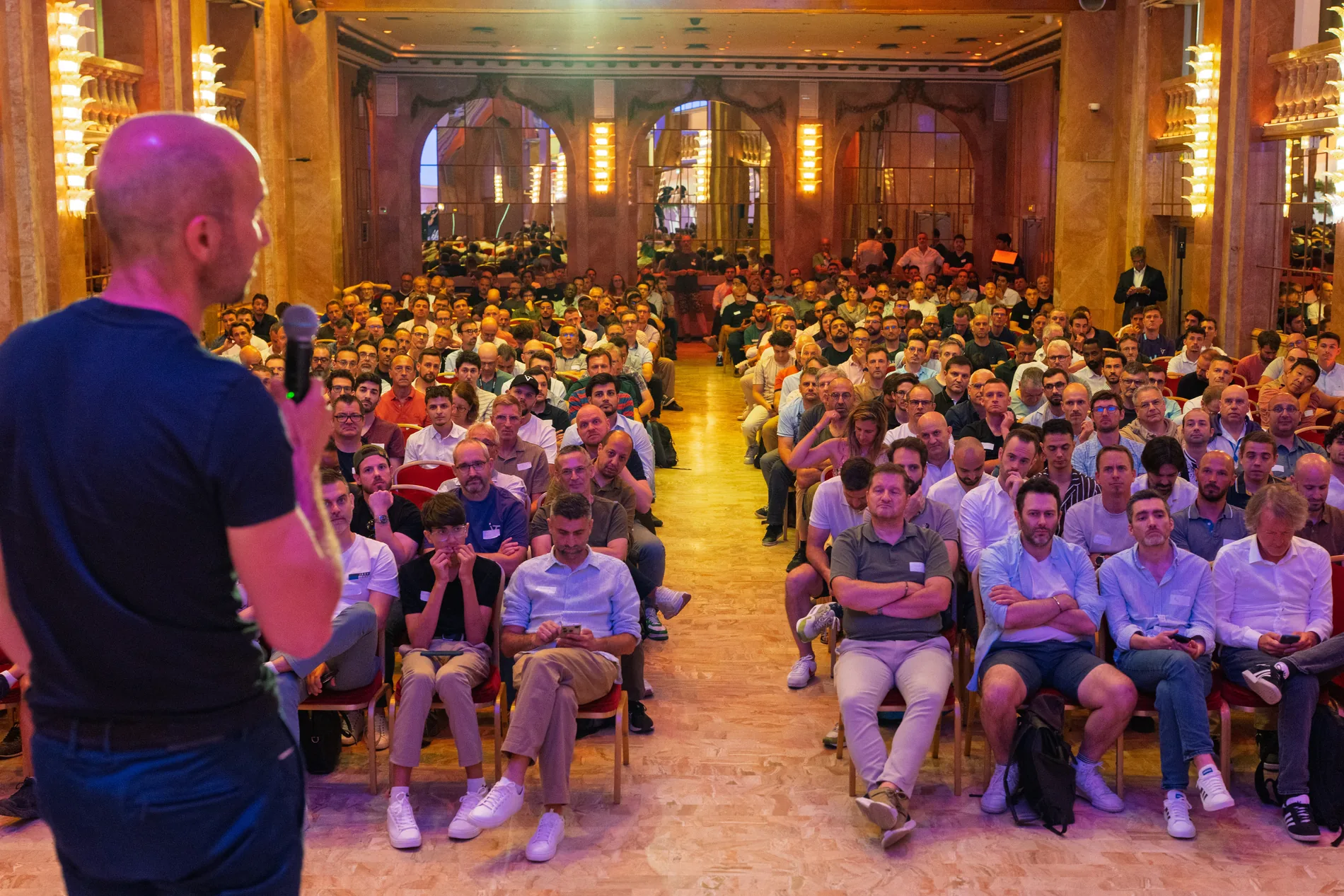 Xavier Fenaux face à une salle de conférence